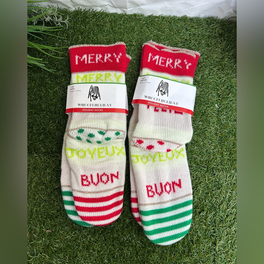 WHOOPI GOLDBERG Holiday Collection
Merry Christmas Greetings Socks  1-small 1-M